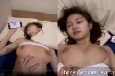 Sambil Nonton Video Panas Buka Memek Buat Digebukin Abang Lumer